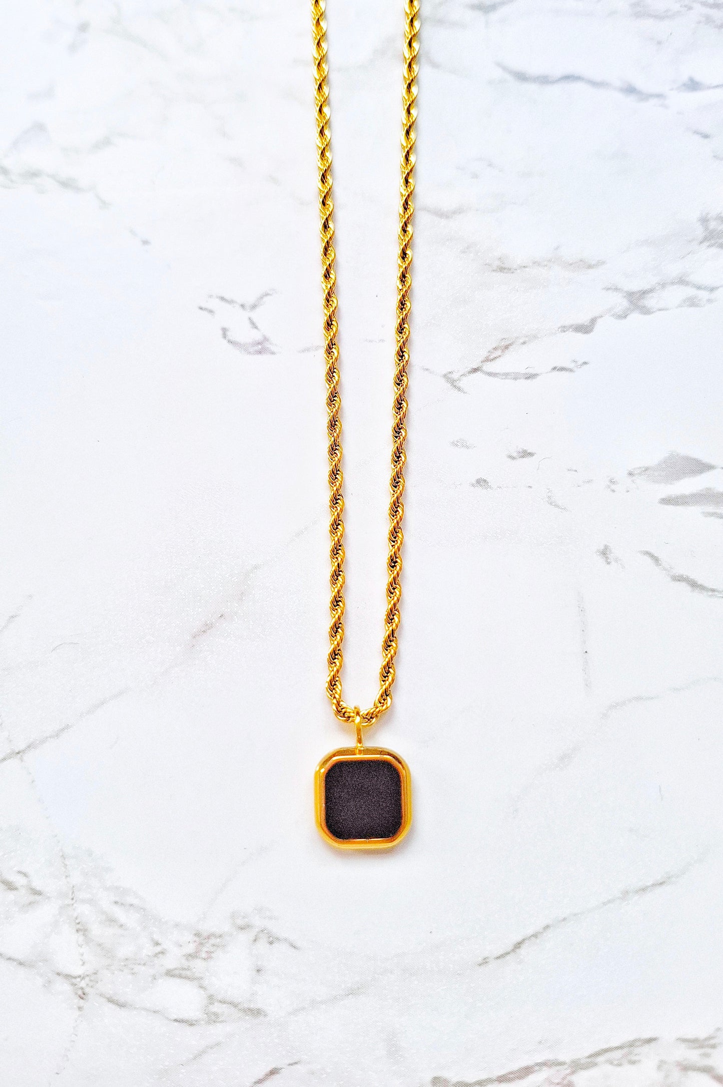 Naru black or white necklace