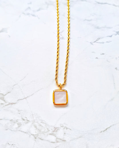 Naru black or white necklace